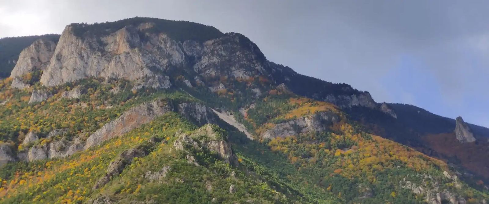 Automne : Falaises et forêts aux couleurs d’automne
