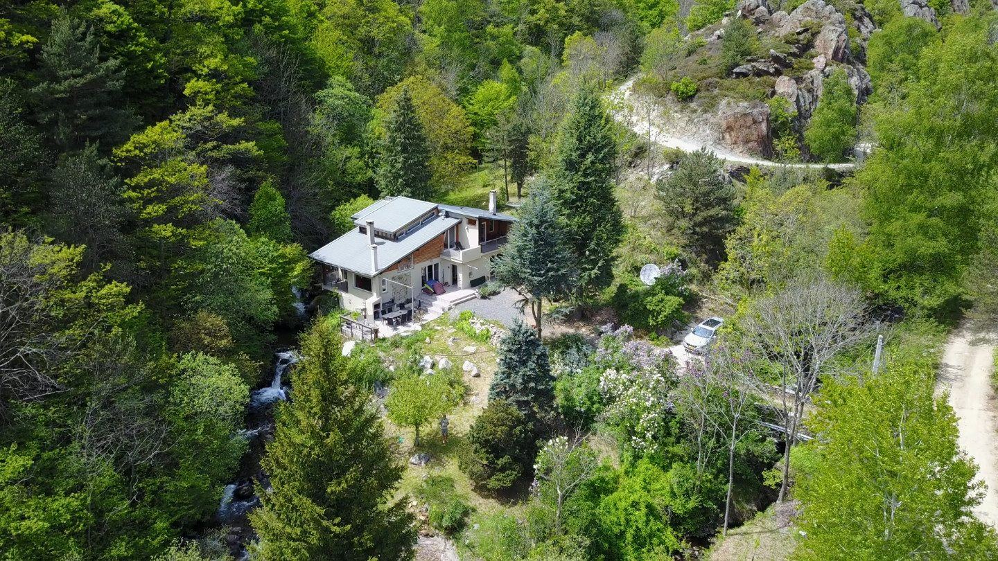La maison vue d’en haut, dans sa vallée boisée